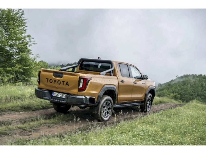 toyota-hi-lux-2-8-d-4d-mhev-4x4-double-live-automata-mar-rendelheto-176201_1316474_2