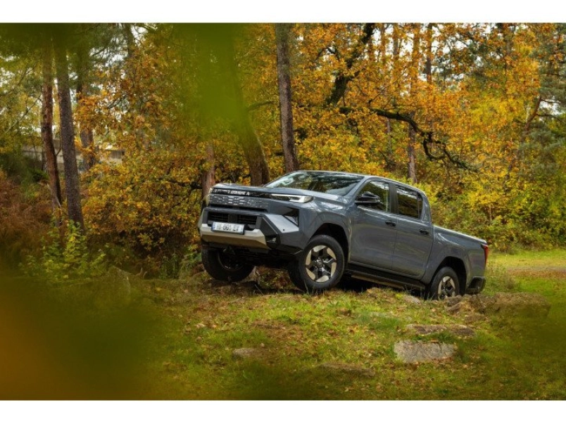 toyota-hi-lux-bev-59-2-kwh-4x4-d-c-live-automata-mar-rendelheto-145379_1316473_3