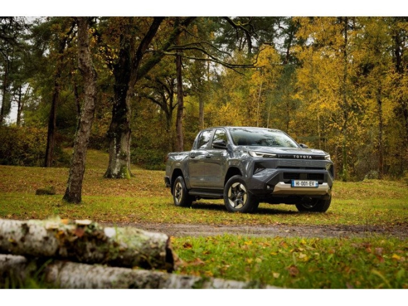 toyota-hi-lux-bev-59-2-kwh-4x4-d-c-live-automata-mar-rendelheto-842432_1316473_2